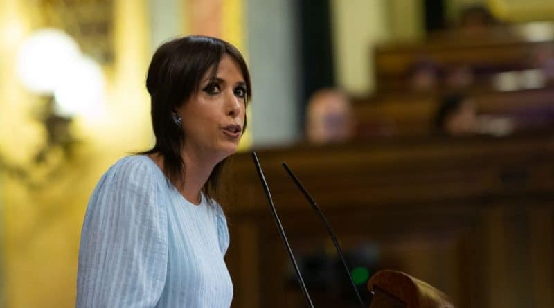 Martina Velarde. EA