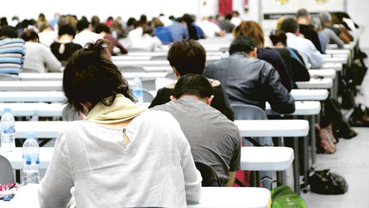 Estudiantes realizando un examen.