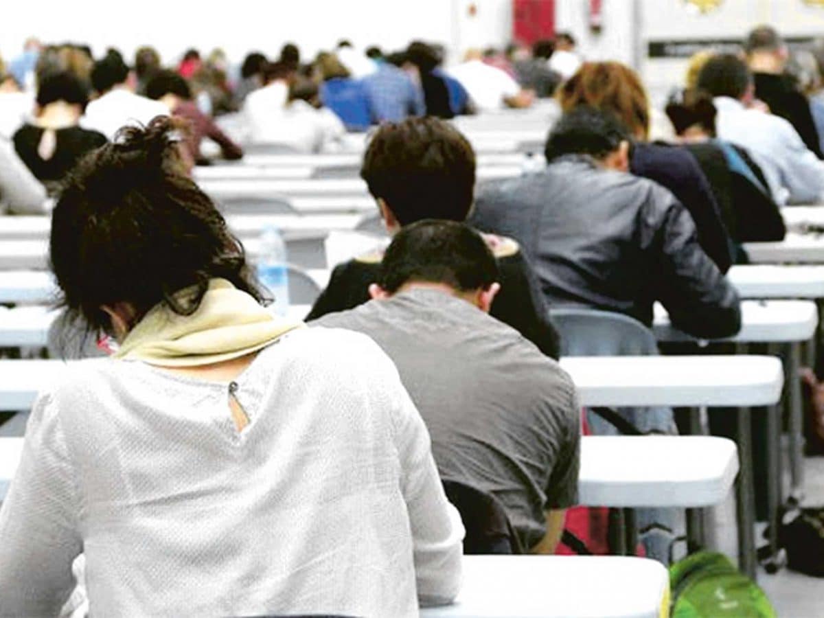 Estudiantes realizando un examen.