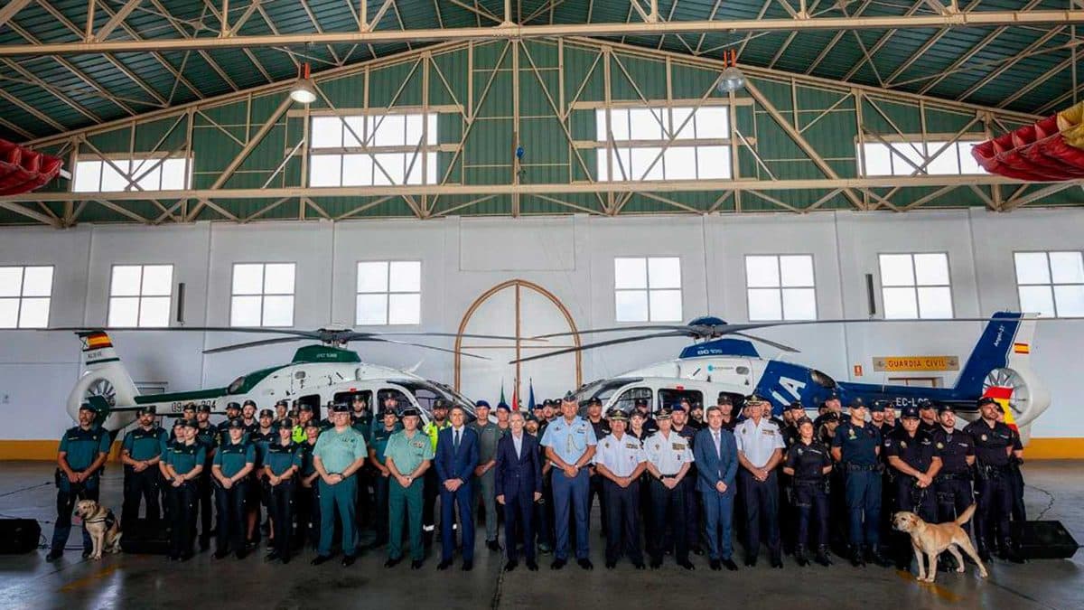 Varios agentes de ambos cuerpos posan para conmemorar este hito