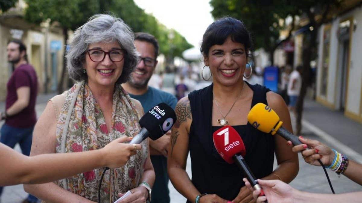 Teresa Rodríguez y Pilar González ante varios medios de comunicación