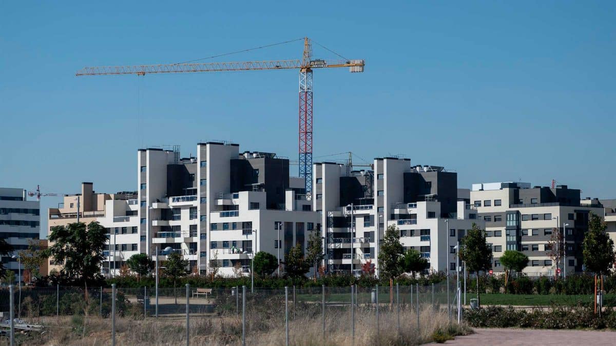 Una grúa en una zona de construcción de edificios. - Alberto Ortega