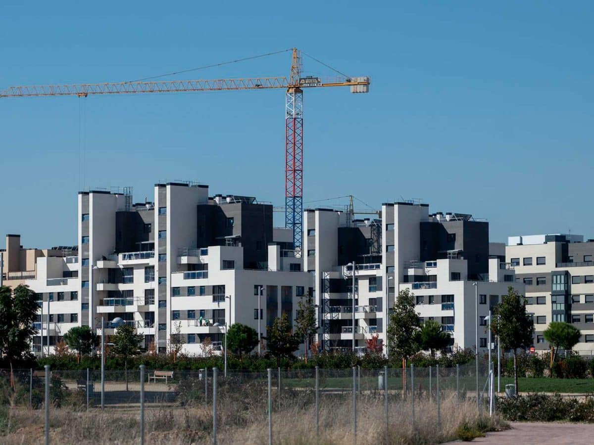 Una grúa en una zona de construcción de edificios. - Alberto Ortega
