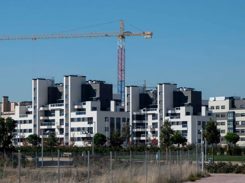 Una grúa en una zona de construcción de edificios. - Alberto Ortega