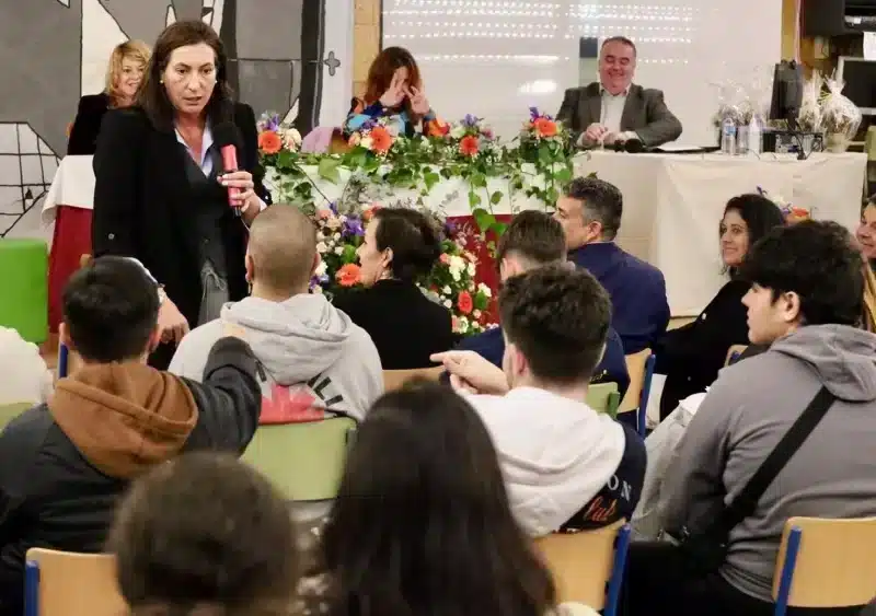 La consejera de Inclusión Social, Juventud, Familias e Igualdad, Loles López, en una charla en el IES La Marisma de la capital. - JUNTA DE ANDALUCÍA