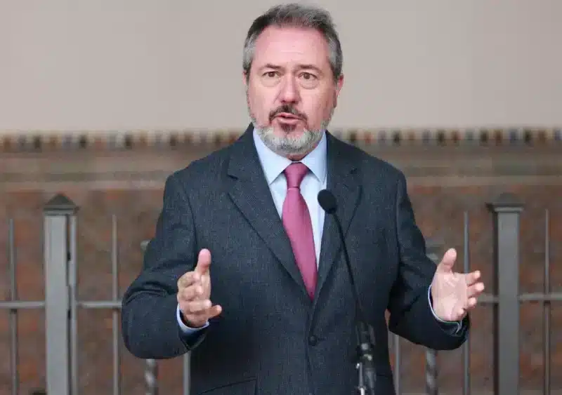 El exsecretario general del PSOE-A, Juan Espadas, atiende a los medios durante el debate de los presupuestos. (Foto de archivo). - Rocío Ruz - Europa Press