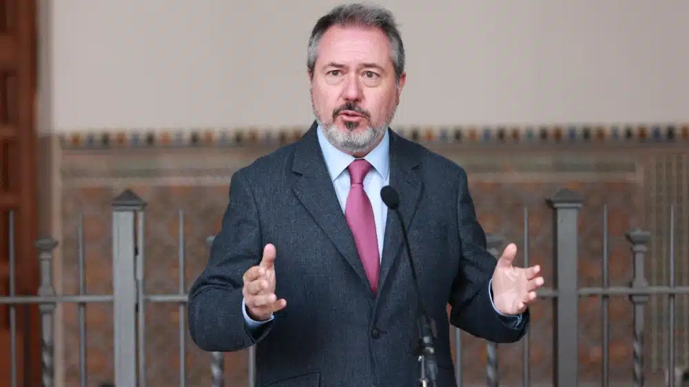 El exsecretario general del PSOE-A, Juan Espadas, atiende a los medios durante el debate de los presupuestos. (Foto de archivo). - Rocío Ruz - Europa Press