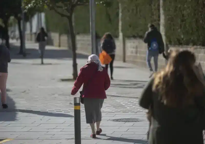 Archivo - Varias personas caminando en Sevilla. - María José López - Europa Press - Archivo