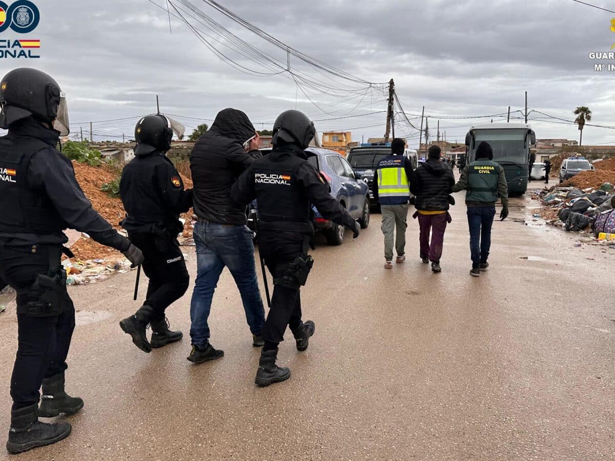 Archivo - Policías y guardias civiles con dos detenidos en una operación antidroga en una imagen de archivo. - POLICÍA NACIONAL Y GUARDIA CIVIL - Archivo