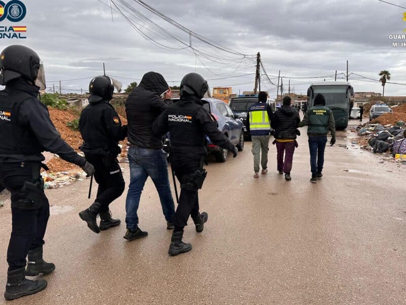 Archivo - Policías y guardias civiles con dos detenidos en una operación antidroga en una imagen de archivo. - POLICÍA NACIONAL Y GUARDIA CIVIL - Archivo