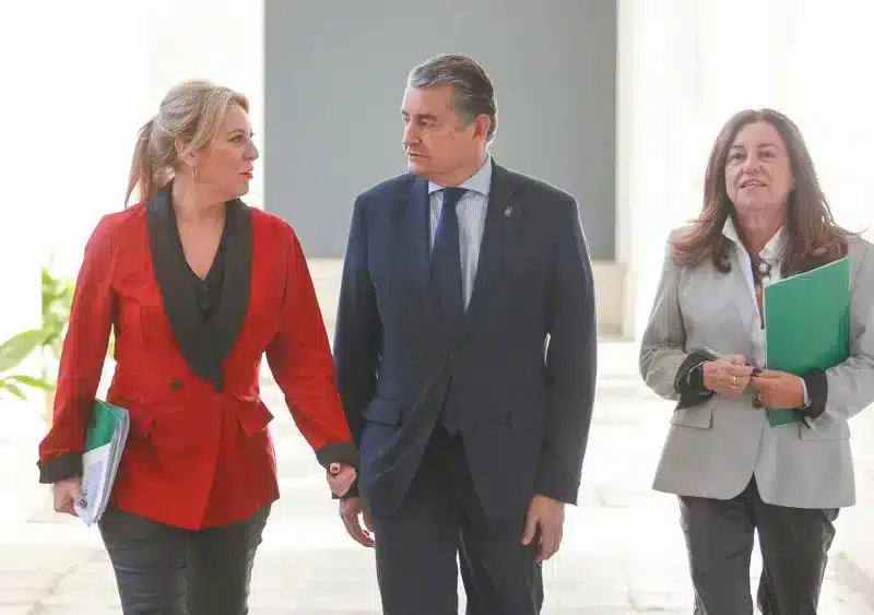 La consejera de Economía y portavoz del Gobierno, Carolina España; el consejero de la Presidencia, Antonio Sanz, y la consejera de Desarrollo Educativo, Carmen Castillo, antes del inicio de la rueda de prensa posterior al Consejo de Gobierno. - Rocío Ruz - Europa Press