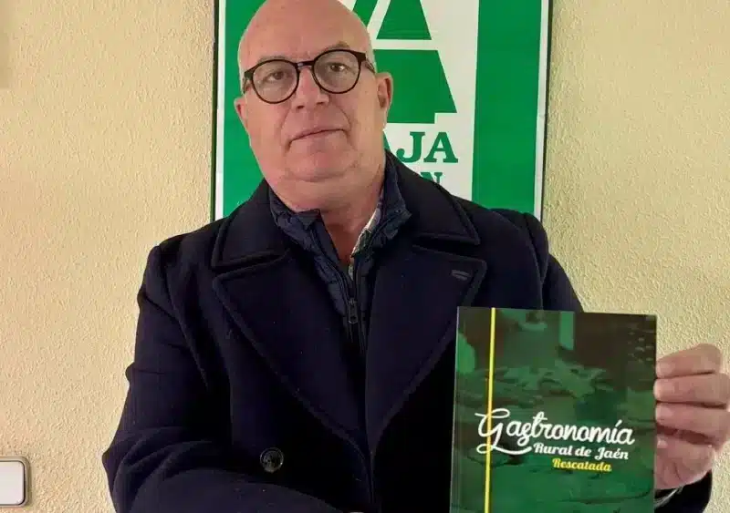 El portavoz y gerente de Asaja Jaén, Luis Carlos Valero, muestra el libro recopilatorio de recetas y maridajes