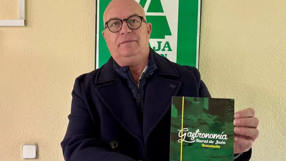 El portavoz y gerente de Asaja Jaén, Luis Carlos Valero, muestra el libro recopilatorio de recetas y maridajes