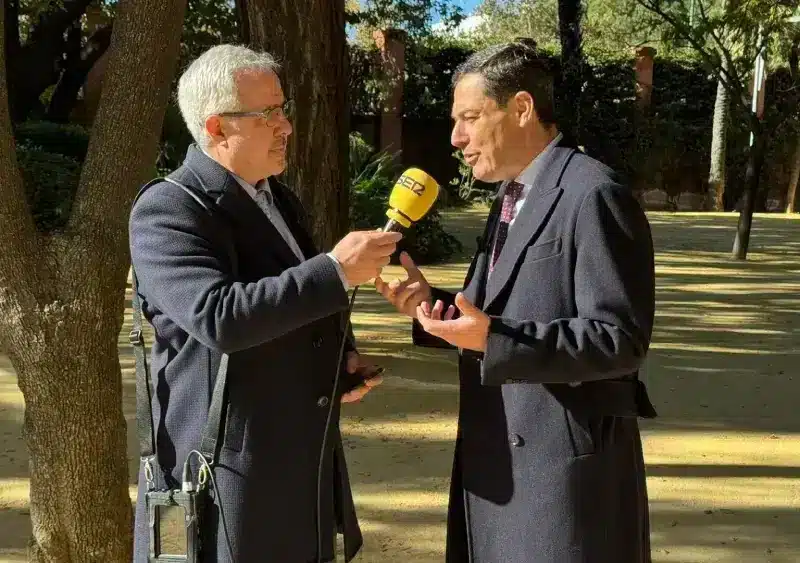 El presidente de la Junta de Andalucía, Juanma Moreno, durante su entrevista con la Cadena Ser. - JUNTA DE ANDALUCÍA