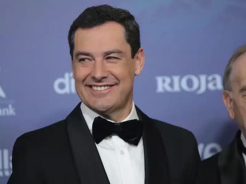 Archivo - El presidente de la Junta de Andalucía, Juanma Moreno, posa en la alfombra roja previa a la gala de la 37 edición de los Premios Goya, en el Palacio de Congresos y Exposiciones FIBES de Sevilla en 2023 - María José López - Europa Press - Archivo