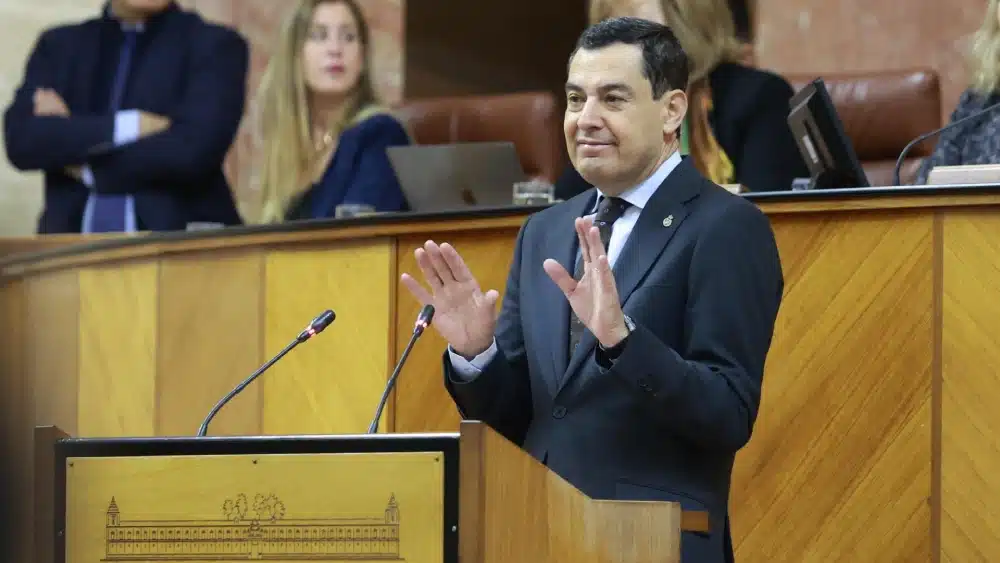 El presidente de la Junta de Andalucía, Juanma Moreno, este jueves en el Pleno del Parlamento - ROCÍO RUZ-EUROPA PRESS