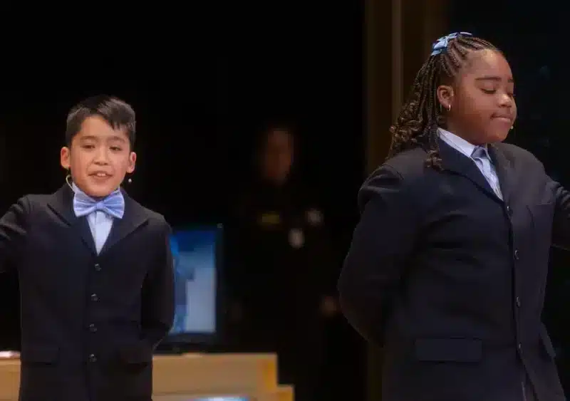 Axiel Kyron Abas y Ainhoa Rosero Gómez Limbaga cantan el tercer premio, el número 11.840 durante la celebración del Sorteo Extraordinario de la Lotería de Navidad 2024 - Eduardo Parra - Europa Press