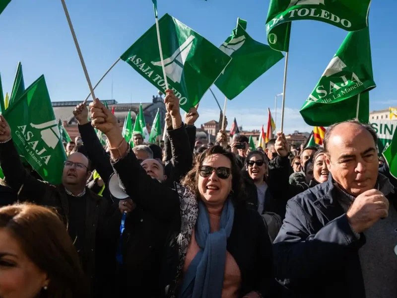 Varias personas durante una protesta de agricultores y ganaderos frente al Ministerio de Agricultura, a 16 de diciembre de 2024, en Madrid (España). Los agricultores y ganaderos, convocados por Asaja y COAG, salen hoy a protestar para mostrar su malestar - Matias Chiofalo - Europa Press