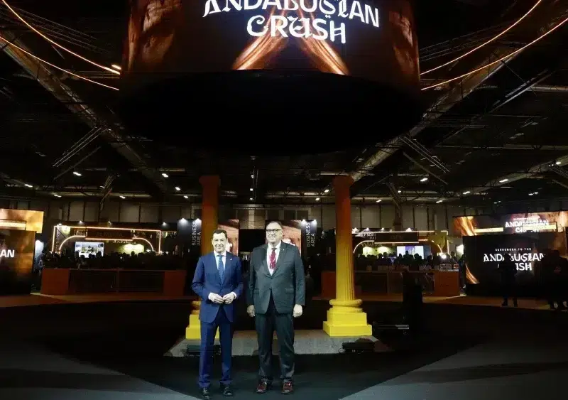 El presidente de la Junta de Andalucía, Juanma Moreno (i) y el consejero de Turismo y Andalucía Global, Arturo Bernal Bergua (d) durante el acto de inauguración. A 22 de enero de 2025 en Madrid, España. El presidente de la Junta de Andalucía, Juanma Moren - Álex Zea - Europa Press
