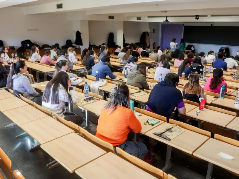Archivo - Un grupo de personas en las pruebas de Formación Sanitaria Especializada convocada por el Ministerio de Sanidad en la Facultad de Informática de la Universidad Complutense de Madrid, a 21 de enero de 2023, en Madrid (España). - Ricardo Rubio - Europa Press - Archivo