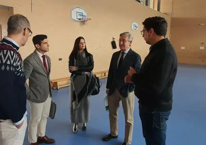 El delegado territorial de Desarrollo Educativo y Formación Profesional, Miguel Ángel Araúz, y el alcalde de Paradas, Rafael Cobano, visitan las obras del IES San Albino. - JUNTA DE ANDALUCÍA