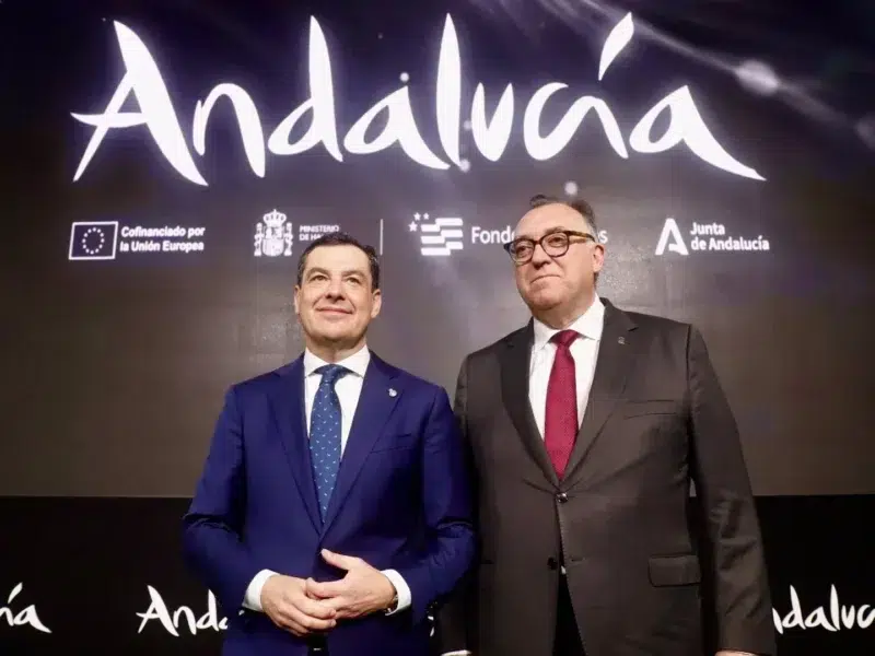 El presidente de la Junta de Andalucía, Juanma Moreno (i.), y el consejero de Turismo y Andalucía Exterior, Arturo Bernal, este miércoles en Fitur - ÁLEX ZEA/EUROPA PRESS
