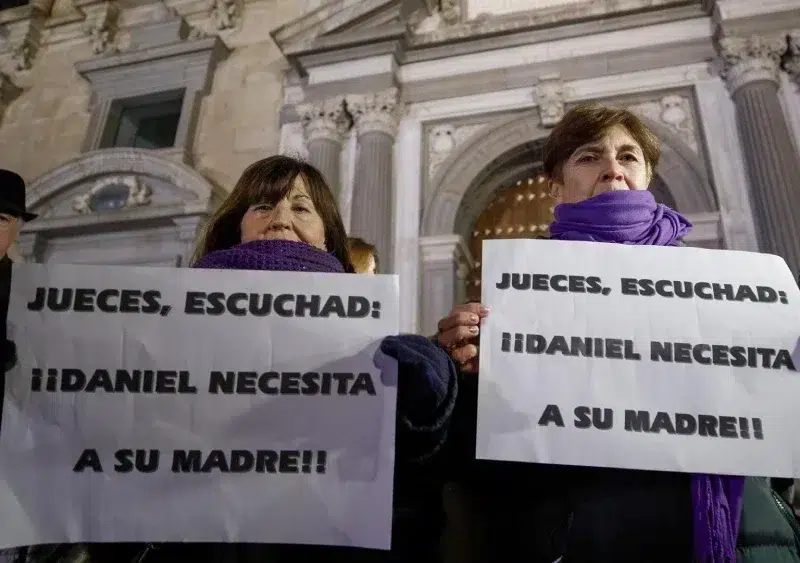 Un grupo de personas en la concentración a favor de Juana Rivas el pasado 14 de enero a las puertas del TSJA / Álex Cámara