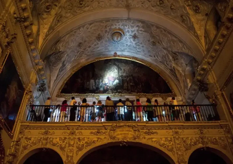 Unas personas visitan el interior del Hospital de la Caridad de Sevilla - Calíope Comunicación