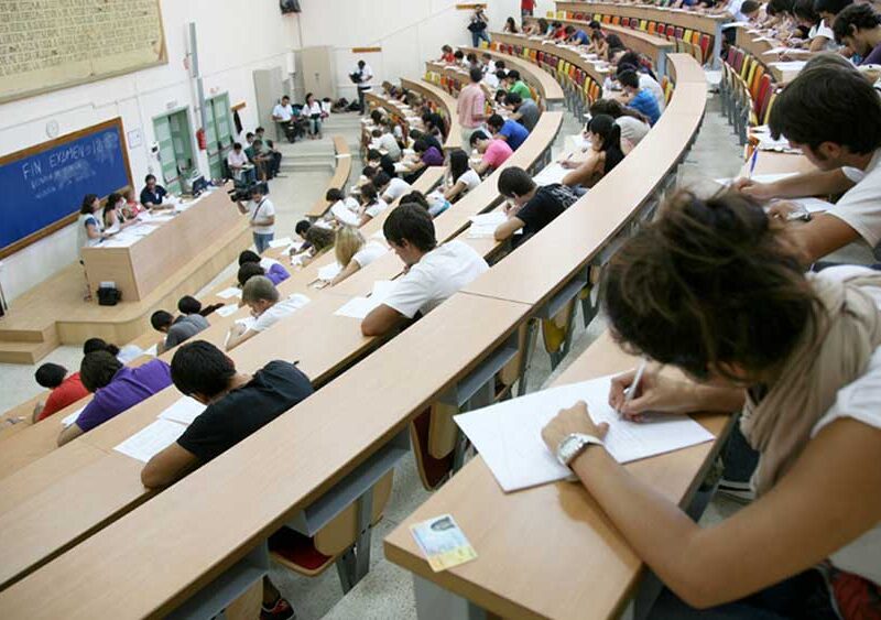 Estudiantes en la Universidad. - Junta de Andalucía