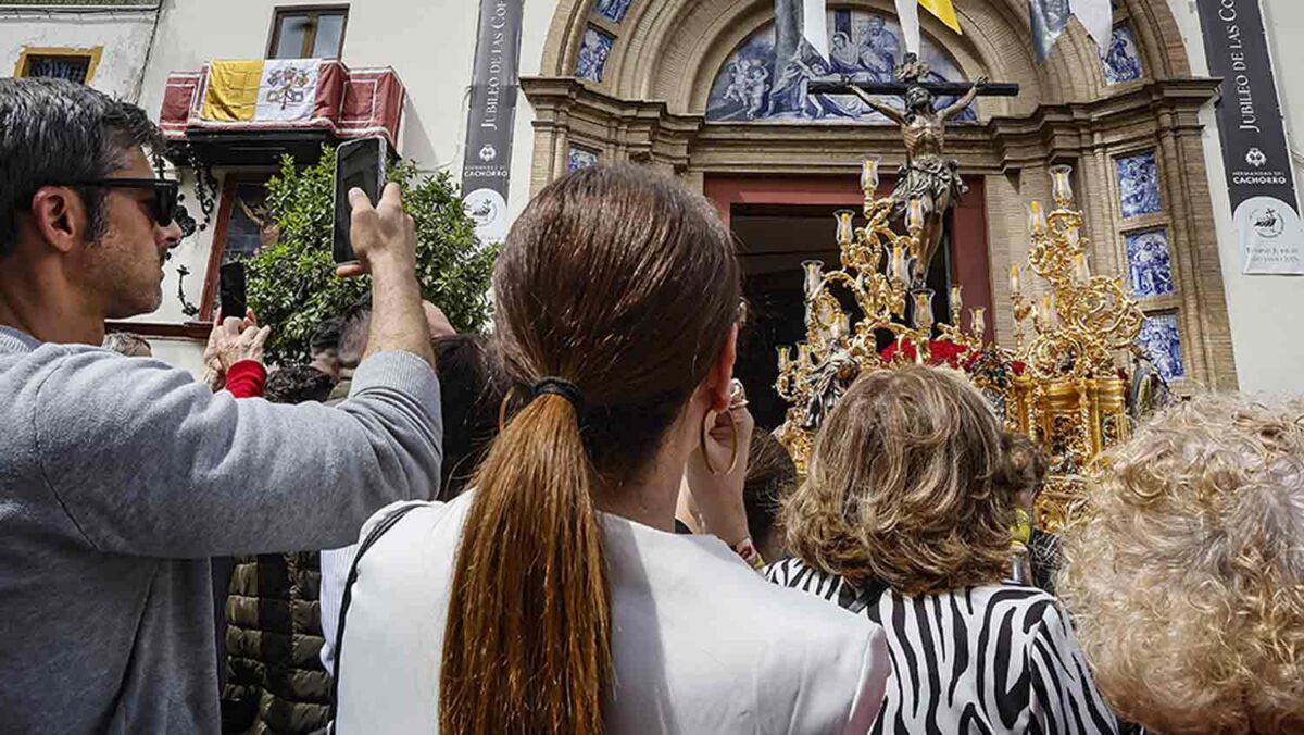 Público asistente a la salida procesional del Cristo de la Expiración, 'El Cachorro', en Sevilla. (Foto: EFE)