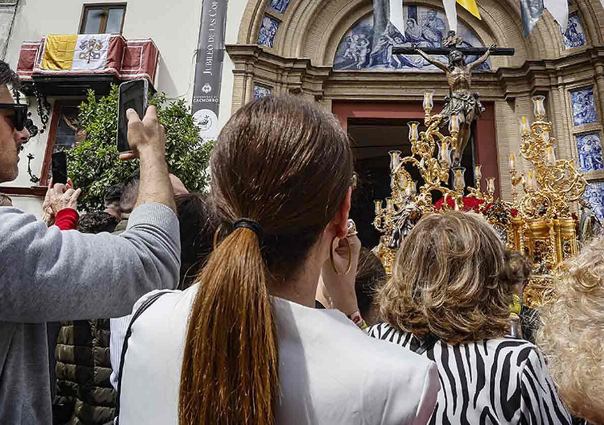 Público asistente a la salida procesional del Cristo de la Expiración, 'El Cachorro', en Sevilla. (Foto: EFE)