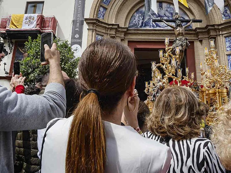 Público asistente a la salida procesional del Cristo de la Expiración, 'El Cachorro', en Sevilla. (Foto: EFE)