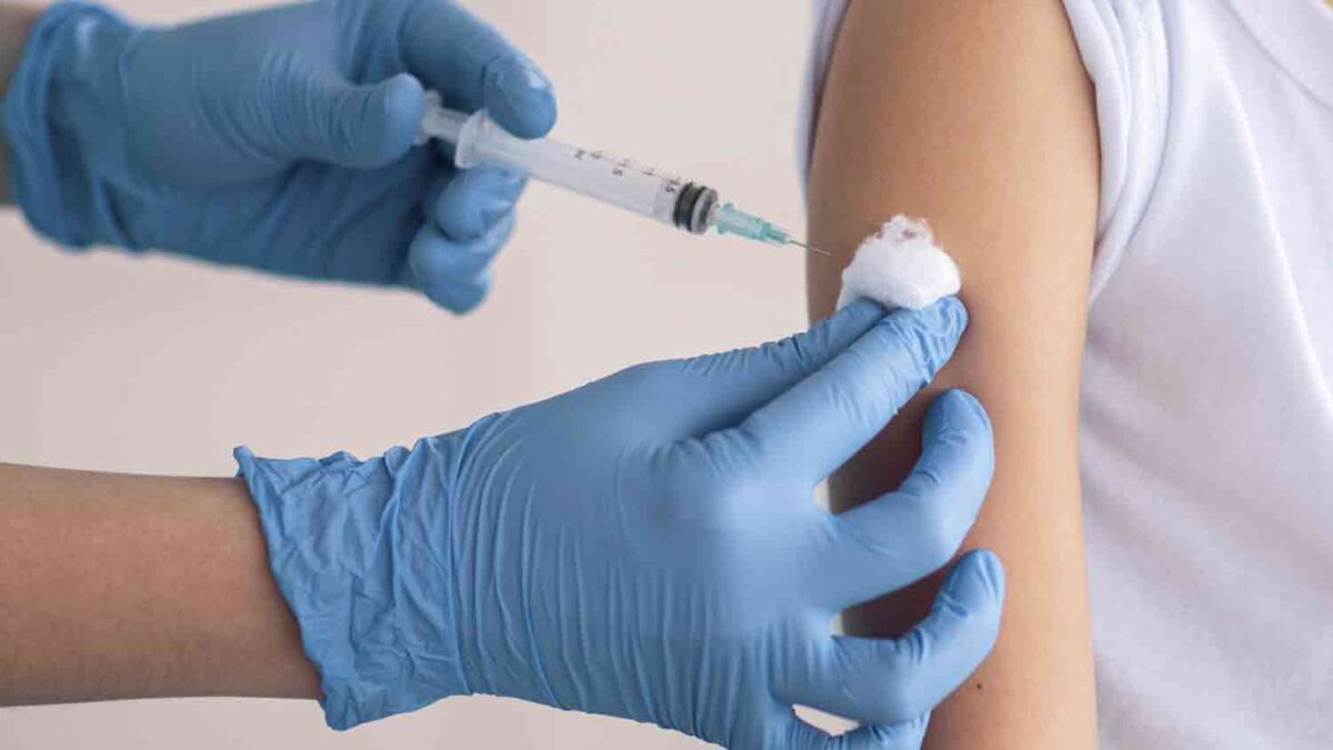 Imagen de la administración de la vacuna contra la meningitis.- Junta de Andalucía