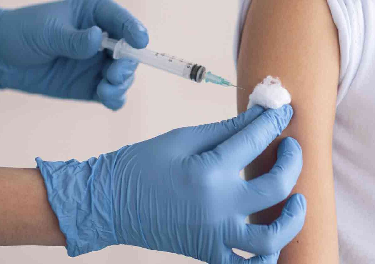 Imagen de la administración de la vacuna contra la meningitis.- Junta de Andalucía