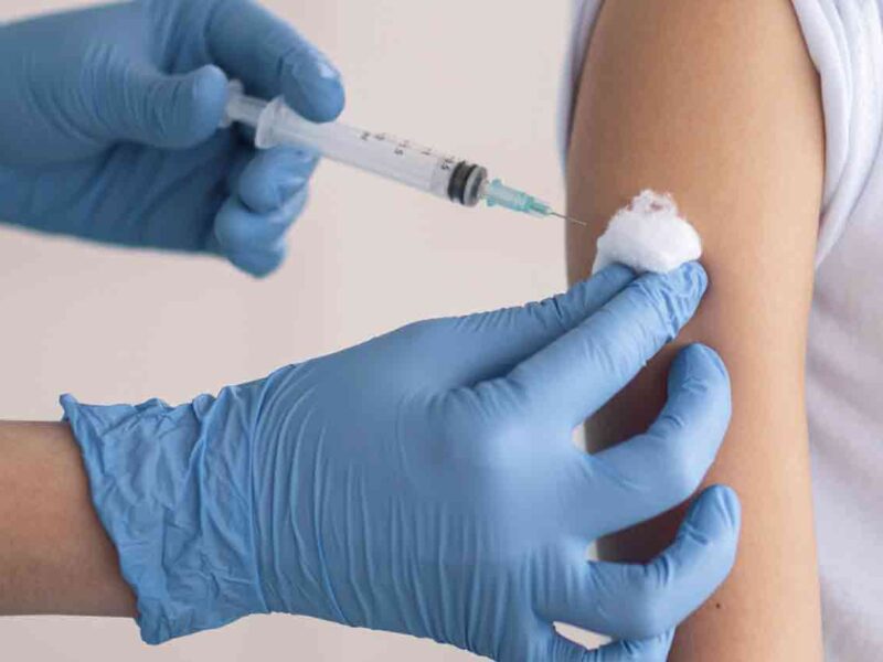 Imagen de la administración de la vacuna contra la meningitis.- Junta de Andalucía