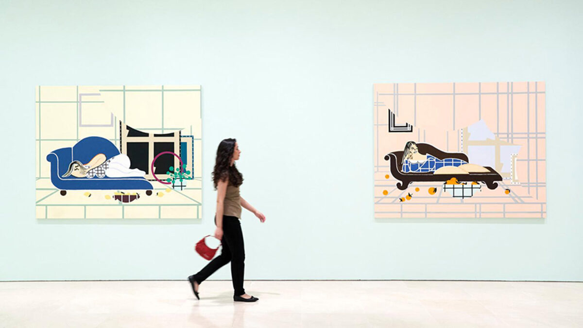 Una visitante, ante dos obras de la artista belga Farah Atassi.- Junta de Andalucía