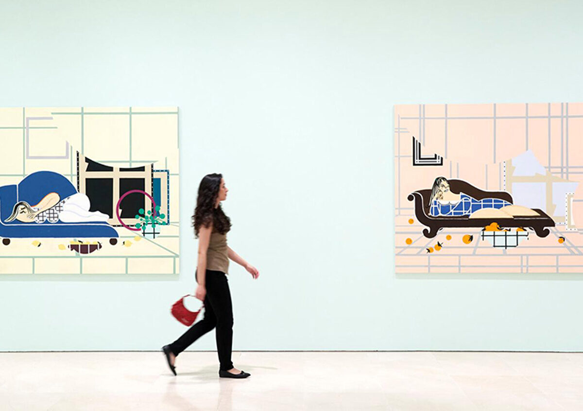 Una visitante, ante dos obras de la artista belga Farah Atassi.- Junta de Andalucía