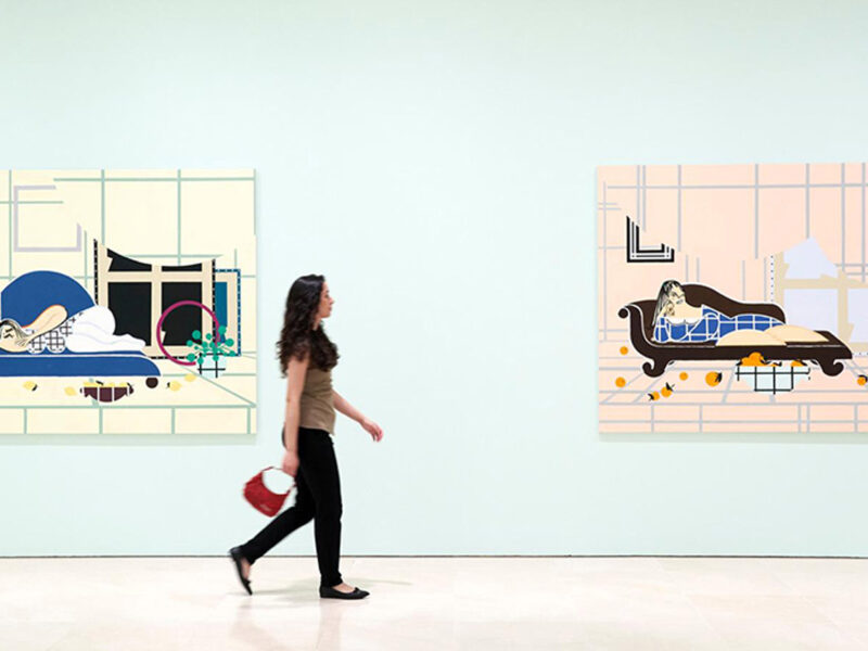 Una visitante, ante dos obras de la artista belga Farah Atassi.- Junta de Andalucía