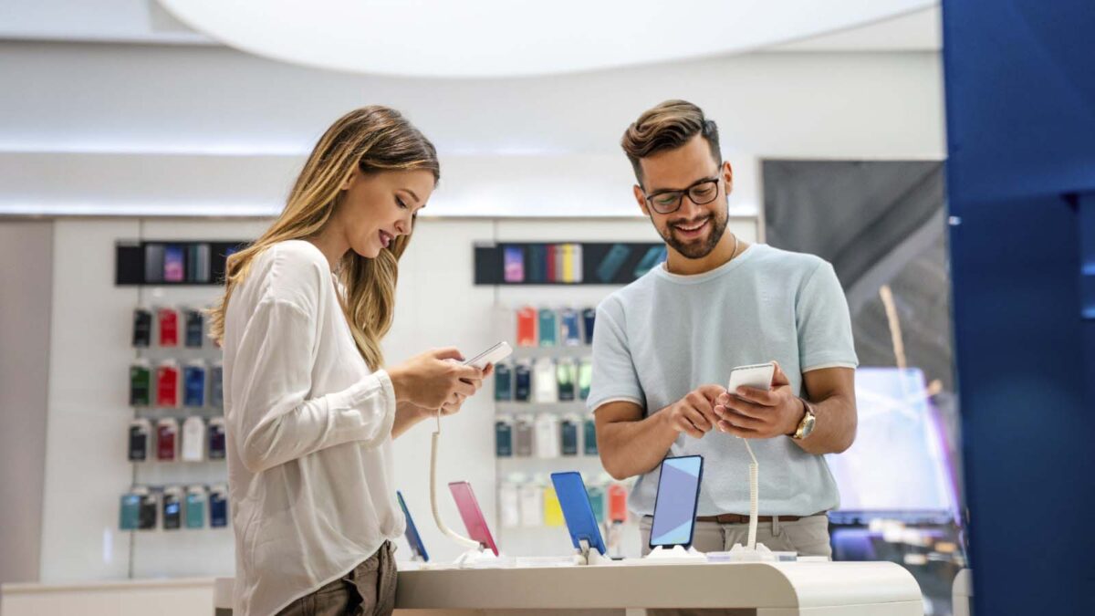 Dos personas mirando sus teléfonos.- Archivo