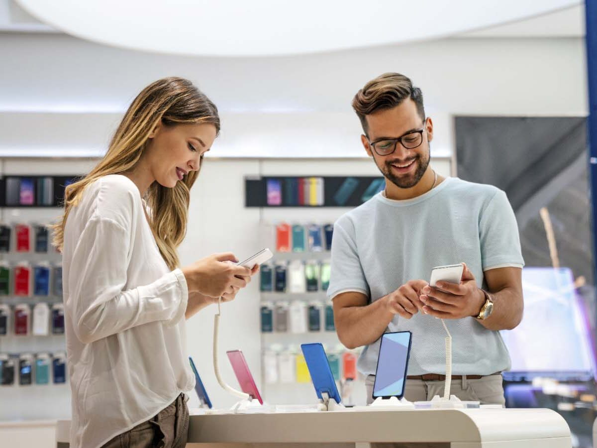 Dos personas mirando sus teléfonos.- Archivo