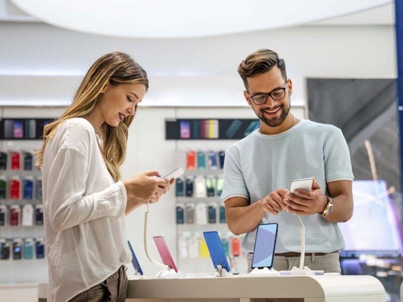 Dos personas mirando sus teléfonos.- Archivo
