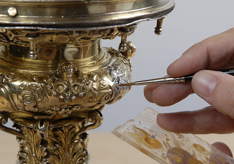 Trabajo de restauración de una pieza. - Junta de Andalucía