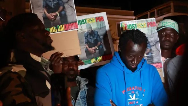 Miembros de la comunidad senegalesa de Sevilla protestan para exigir "claridad y justicia" tras la muerte del vendedor ambulante - Rocío Ruiz / Europa Press