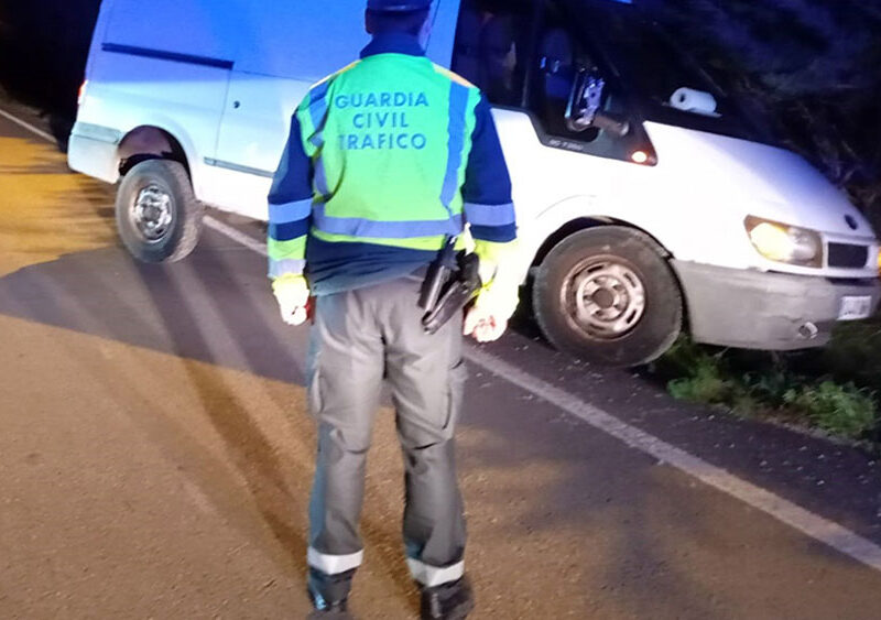 Imagen de archivo de un agente de la Guardia Civil de Tráfico durante una actuación. - EMA 112