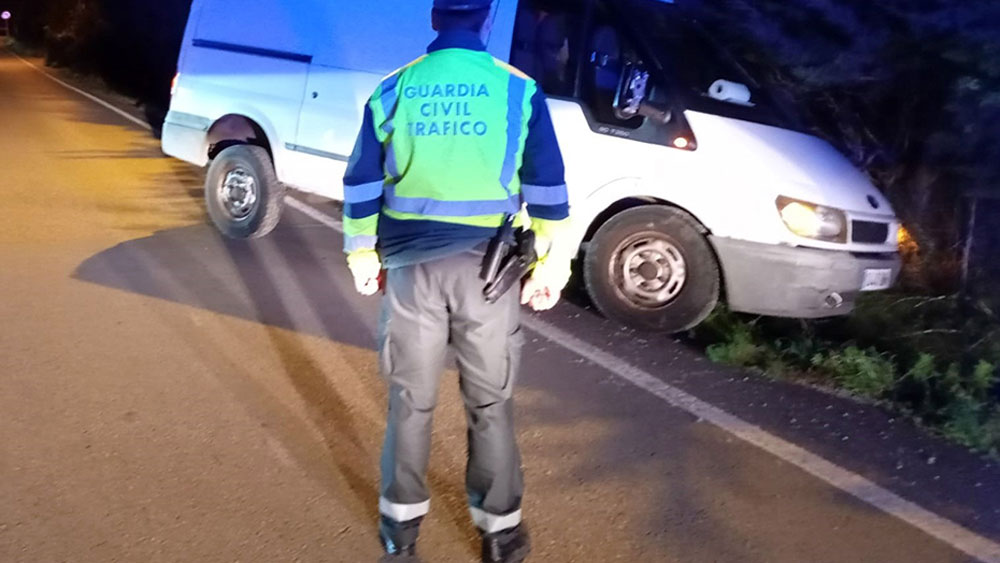 Imagen de archivo de un agente de la Guardia Civil de Tráfico durante una actuación. - EMA 112