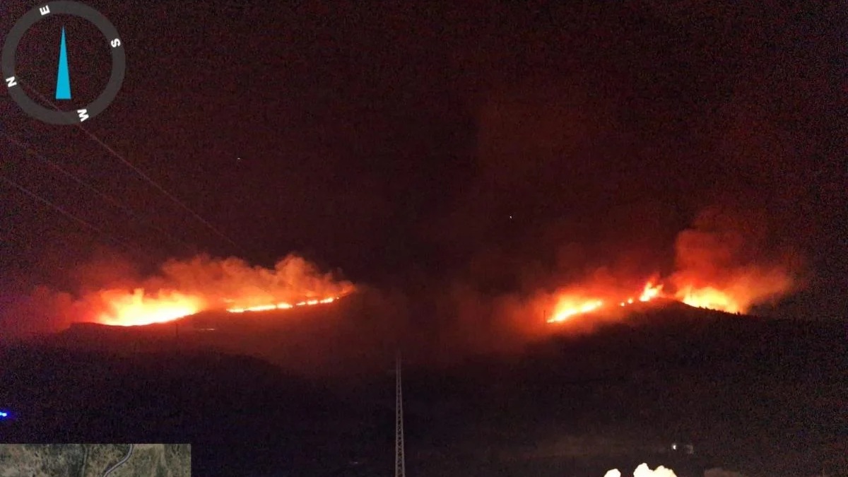 Cuatro medios aéreos se incorporan a la extinción del incendio forestal de Parauta