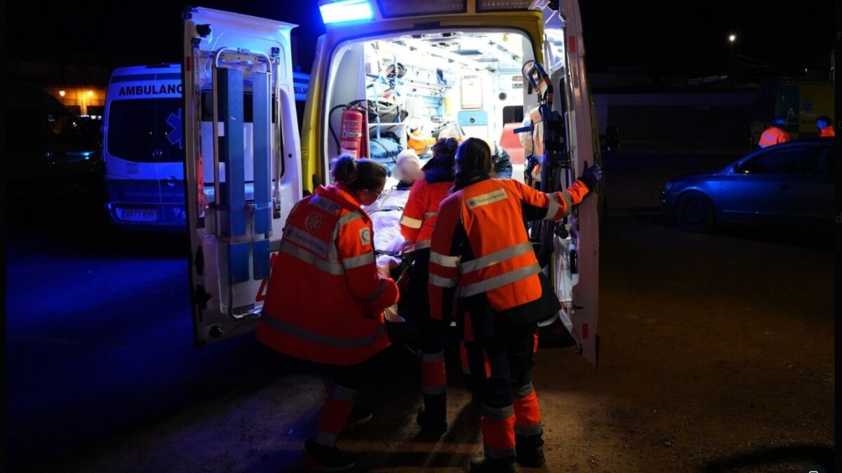 Servicios sanitarios asistiendo a los heridos tras el accidente ferroviario