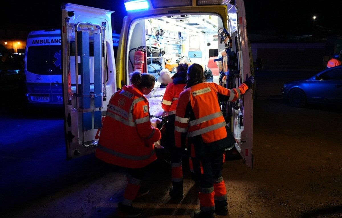 Servicios sanitarios asistiendo a los heridos tras el accidente ferroviario
