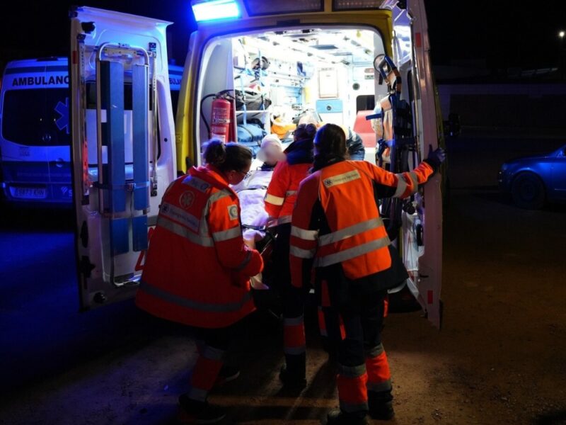 Servicios sanitarios asistiendo a los heridos tras el accidente ferroviario
