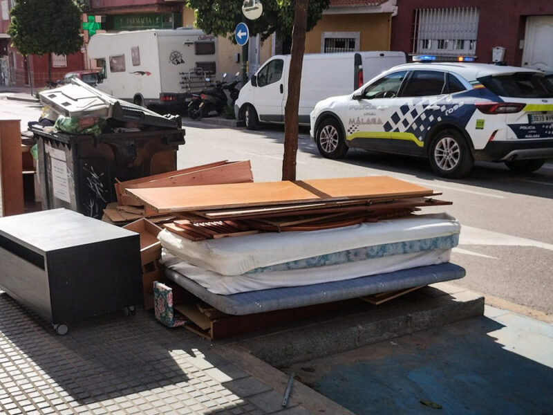 39 denunciados en Málaga por tirar muebles en el contenedor fuera del horario establecido
